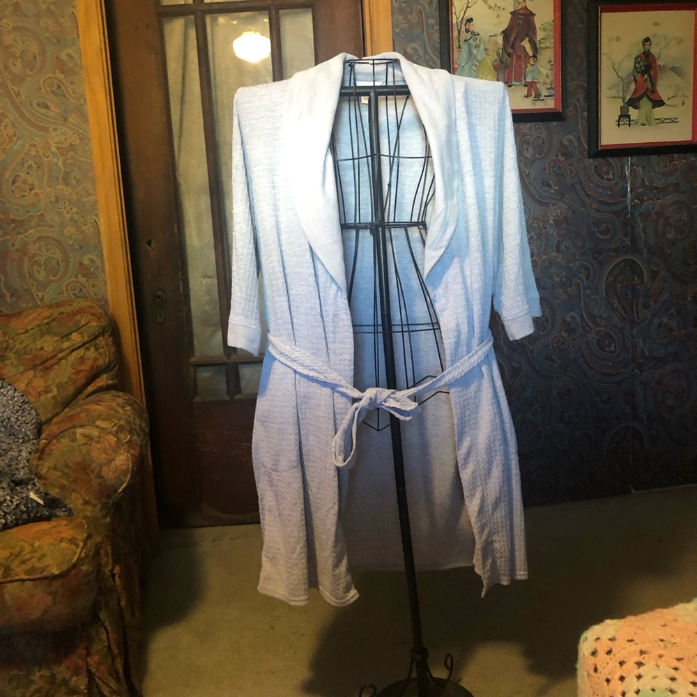 Liz Claiborne robe size L